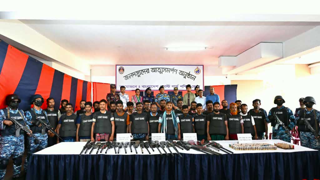 সুন্দরবনের ছোট জাহাঙ্গীর বাহিনীর প্রধানসহ ২৭ ডাকাতের আত্মসমর্পণ