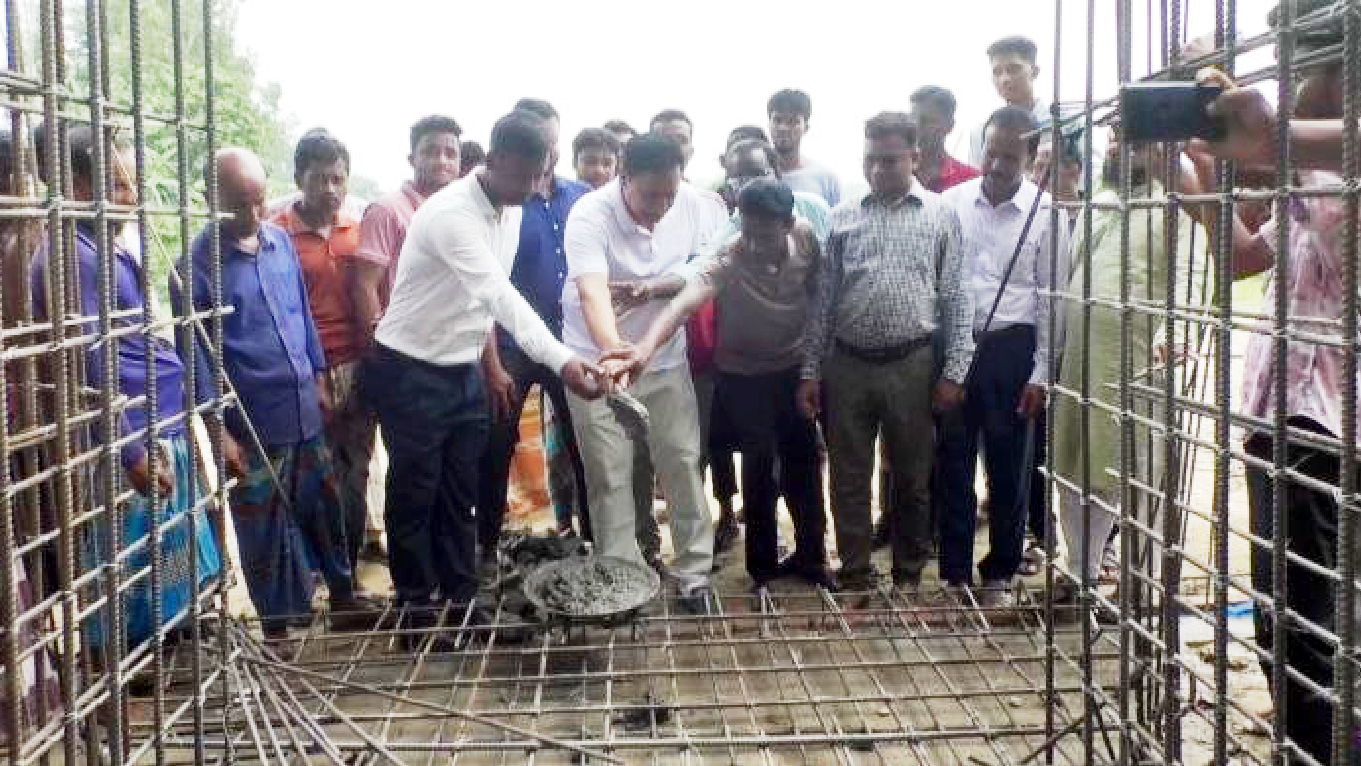 পীরগঞ্জে গ্রামীণ সড়কে কালভার্ট নির্মাণকাজের উদ্বোধন