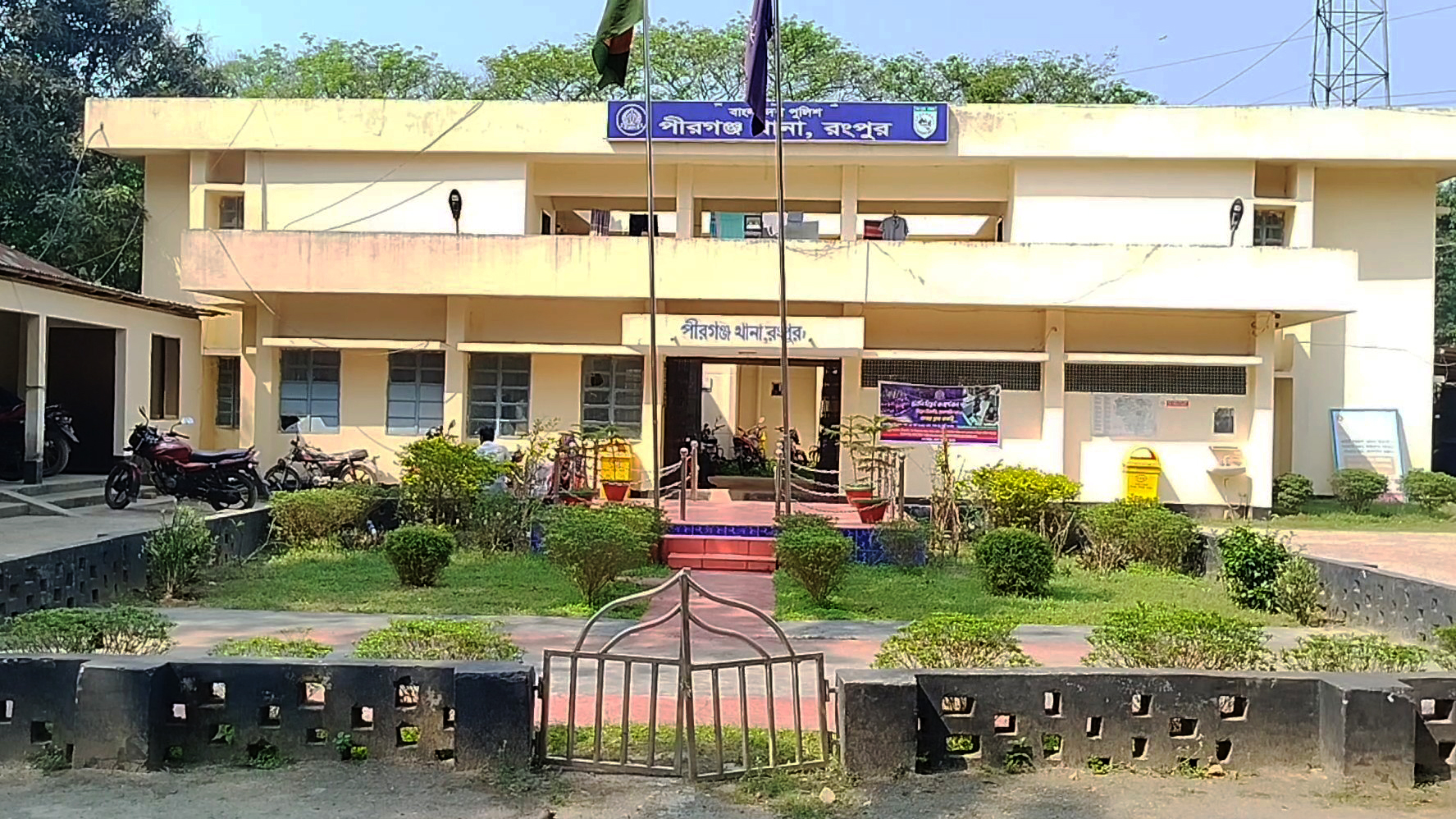 কোলের শিশুর গলায় ছুরি ঠেকিয়ে পীরগঞ্জে শিক্ষিকার সোনার চেইন ছিনতাই