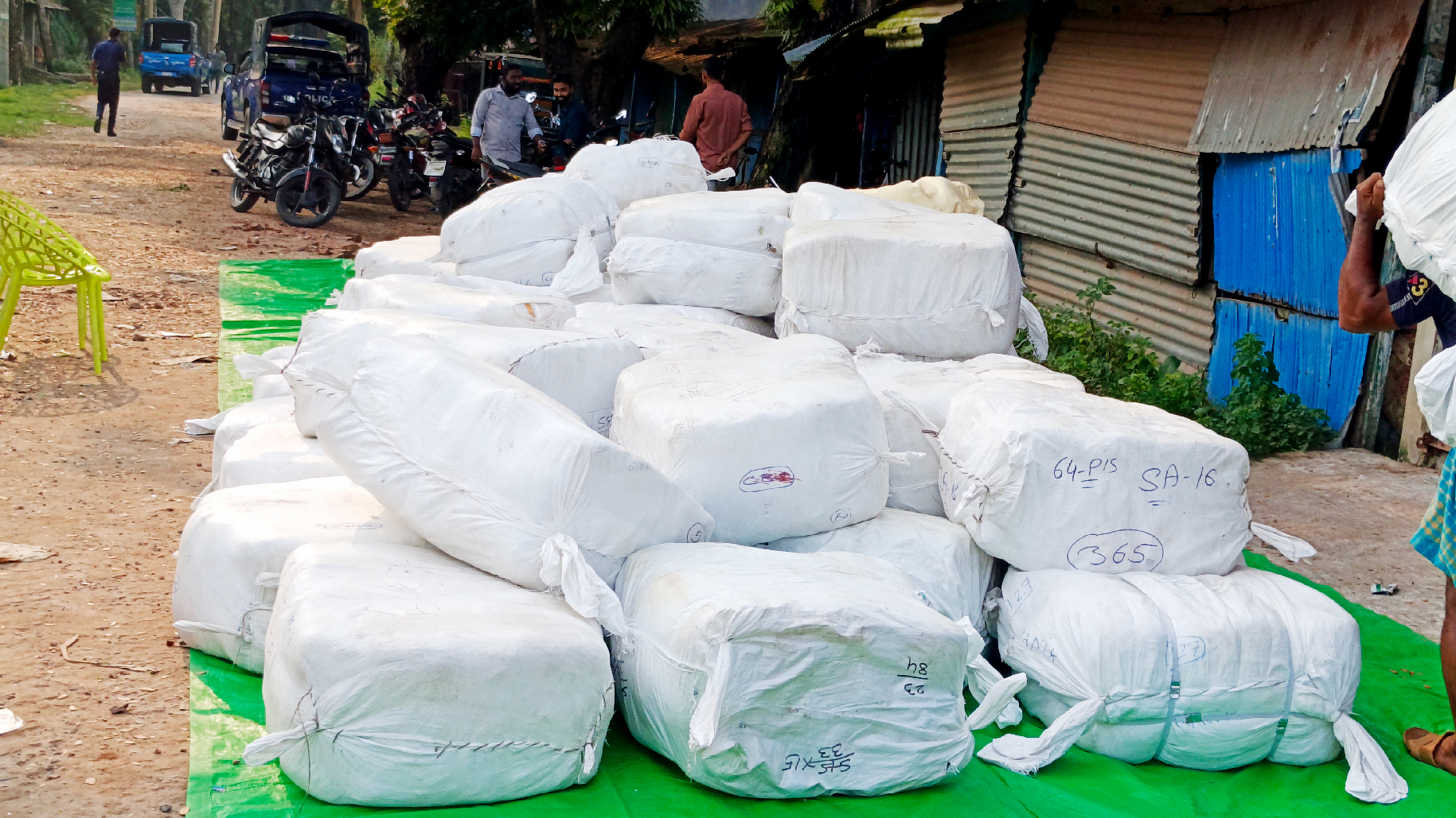 ট্রলার থেকে বিপুল পরিমাণ ভারতীয় শাড়ি-পাঞ্জাবি উদ্ধার