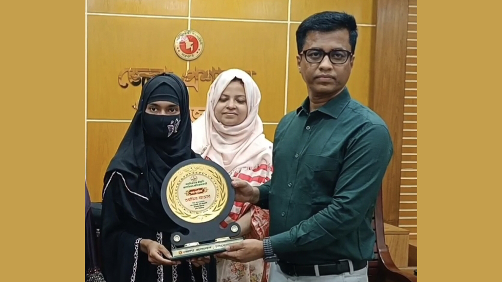 থানায় গিয়ে নিজের বাল্যবিবাহ ঠেকানো সেই কিশোরী পেল সম্মাননা