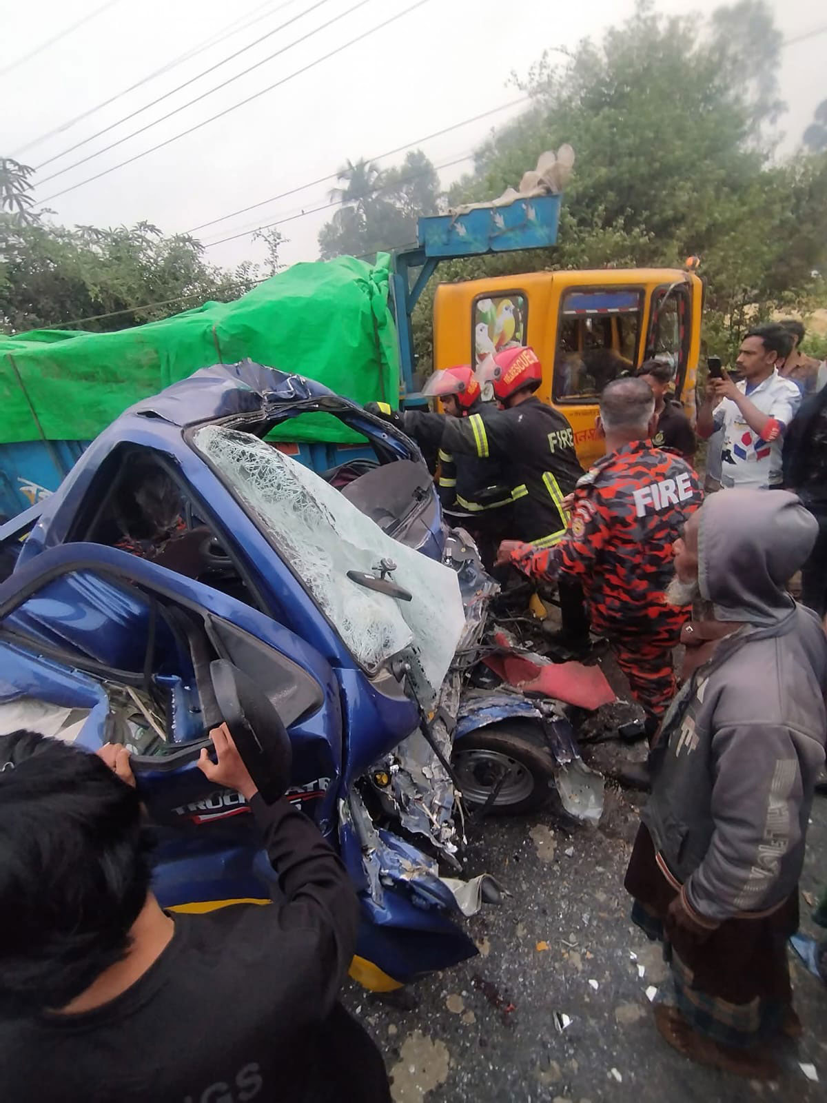 ট্রাকের সঙ্গে সংঘর্ষে দুমড়েমুচড়ে গেল পিকআপ ভ্যান, চালক নিহত