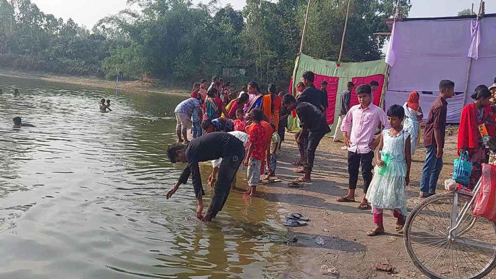 বিয়ের আগে ভিড় বাড়ে এই ‘মিরাকল’ পুকুরে