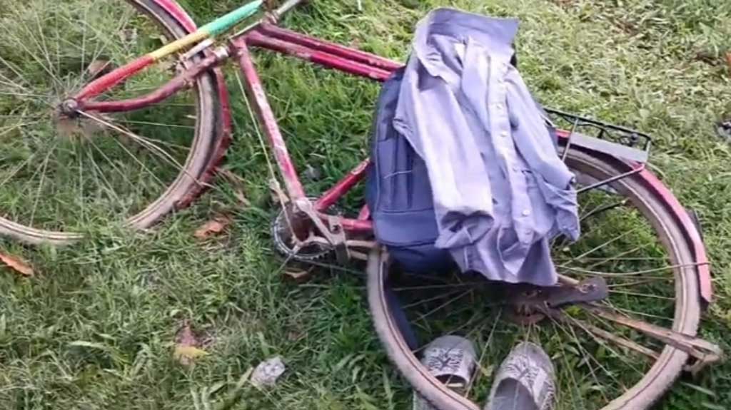 পুকুরপাড়ে পড়ে আছে সাইকেল, স্কুলব্যাগ আর জুতা—শুধু নেই আবির