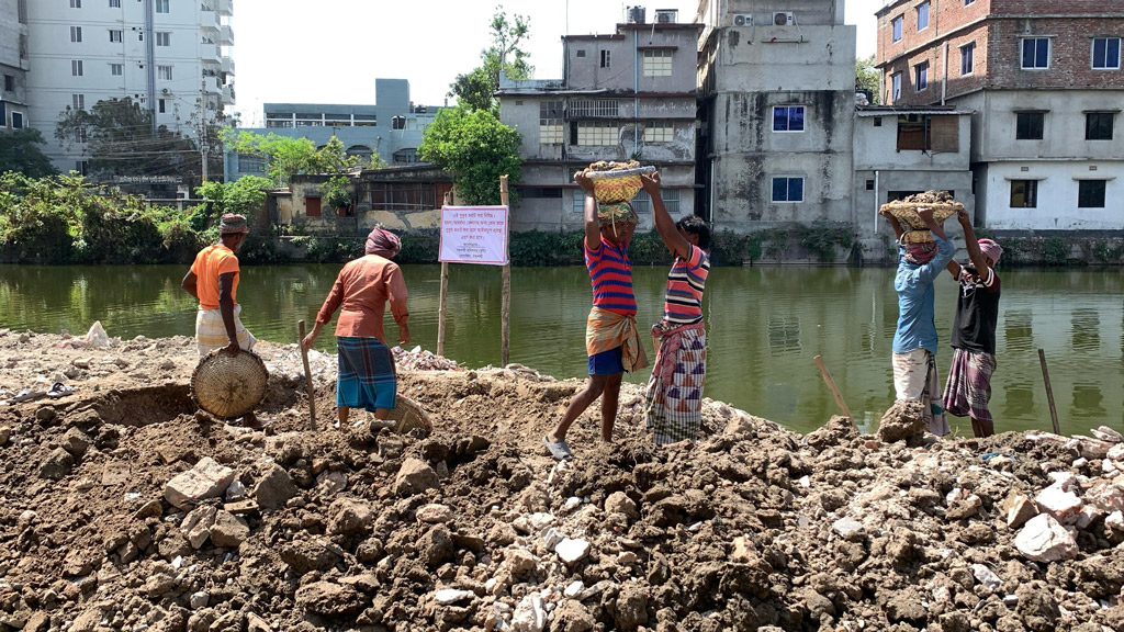 রাজশাহীতে উদ্ধার হচ্ছে ভরাট হওয়া পুকুর, খুশি স্থানীয়রা