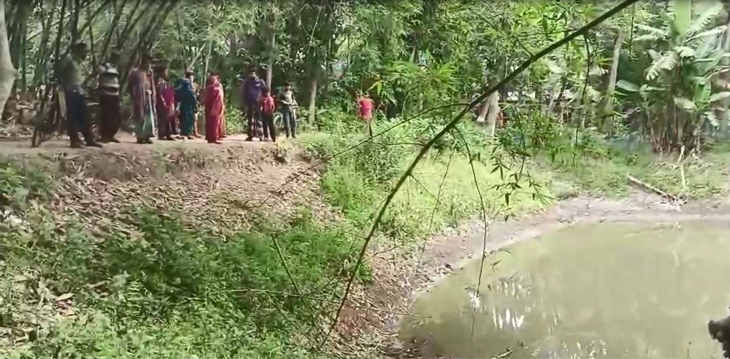 সাতক্ষীরায় পুকুর থেকে নারীর লাশ উদ্ধার, মাথায় আঘাতে চিহ্ন