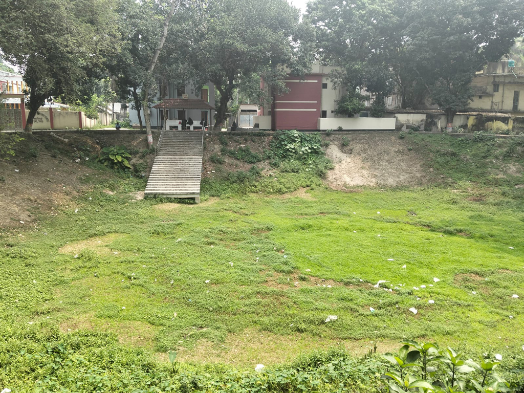 পুকুরে পানি থাকে না বারো মাস, বানানো হয়েছে শানবাঁধানো ঘাট