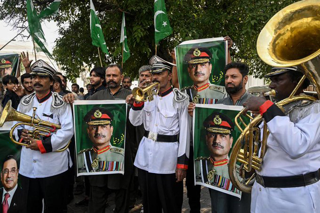 ইরান যুদ্ধে ‘শান্তির পায়রা’ পাকিস্তান হয়ে উঠল যেভাবে