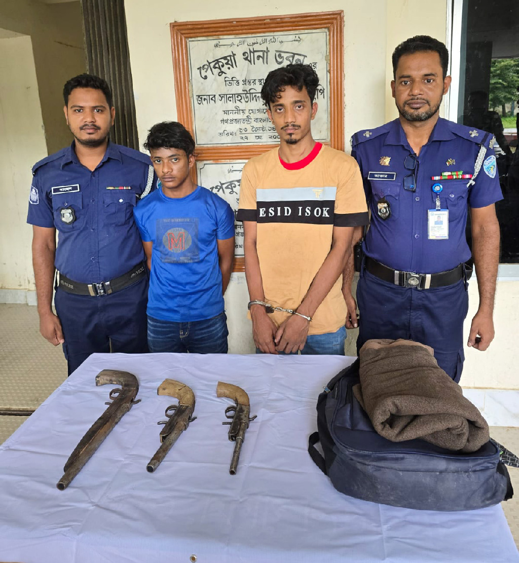 অস্ত্রসহ গ্রেপ্তার দুই যুবক। ছবি: আজকের পত্রিকা