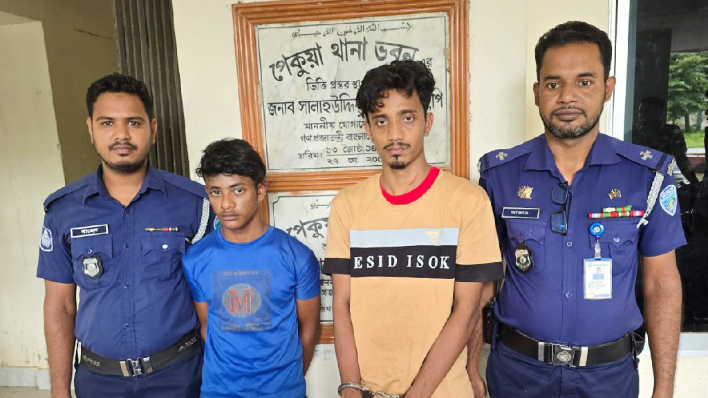 ব্যাগে করে অস্ত্র পাচারের চেষ্টা, গ্রেপ্তার ২