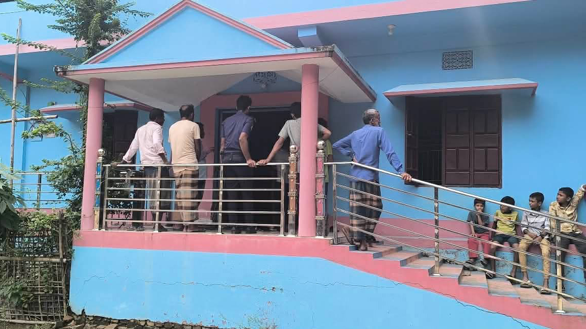 পেকুয়ায় ইউপি সচিবের বাড়িতে ডাকাতি, সাড়ে ৮ লাখ টাকা ও ১৮ ভরি স্বর্ণ লুট