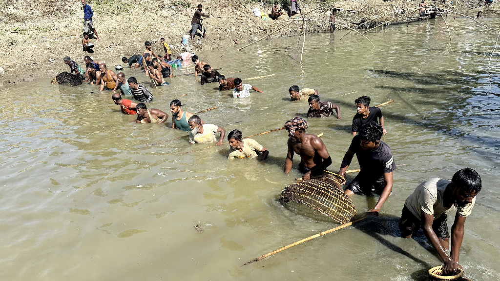 নদী যেখানে মিলনস্থল, ছয় গ্রামের প্রাণের পলো বাওয়া উৎসব