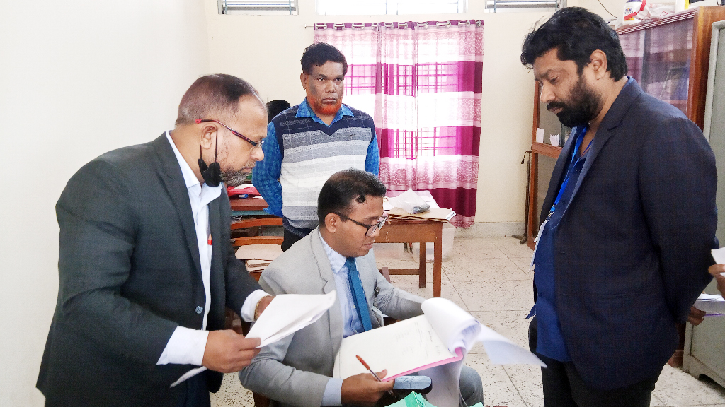 ভোটকেন্দ্রের কক্ষে টাকা বিতরণ, বিএনপি প্রার্থীর এজেন্টকে জরিমানা