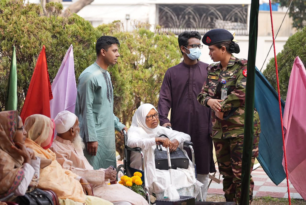 রাজধানীর পিলখানায় তৎকালীন বিডিআর সদর দপ্তরে ২০০৯ সালের ২৫ ও ২৬ ফেব্রুয়ারি হত্যাকাণ্ডের ১৭ বছর পূর্ণ হলো আজ। পিলখানা ট্র্যাজেডির ১৭তম বার্ষিকীতে নিহতদের শ্রদ্ধা নিবেদনে বনানী সাময়িক কবরস্থানে হাজির হন স্বজনেরা। ছবি: আজকের পত্রিকা
