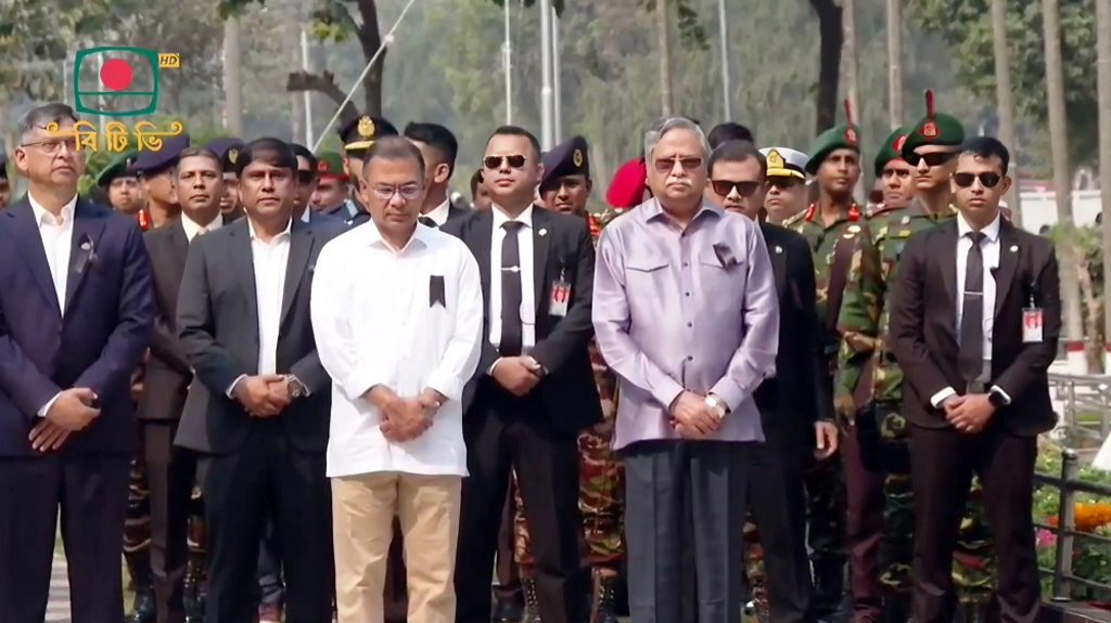 পিলখানায় শহীদ সেনাদের কবরস্থানে রাষ্ট্রপতি ও প্রধানমন্ত্রীর শ্রদ্ধা