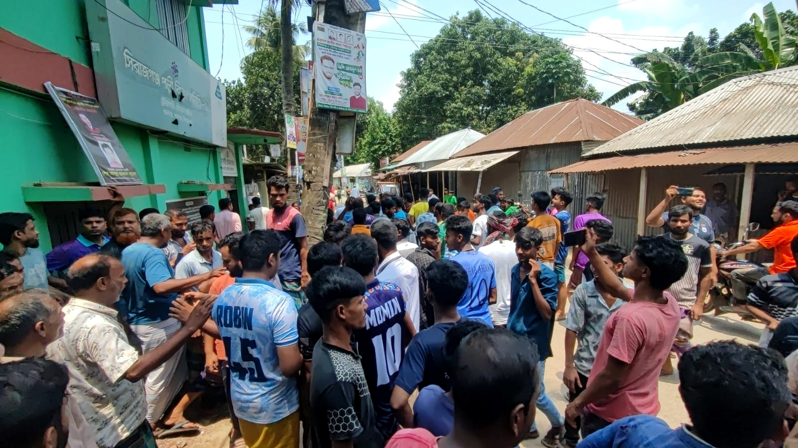 সিরাজগঞ্জে তীব্র লোডশেডিং, প্রতিবাদে তাঁতকল মালিক-শ্রমিকদের বিক্ষোভ