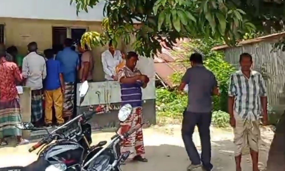বিক্ষুব্ধ গ্রাহকদের পল্লী বিদ্যুৎ অফিস ঘেরাও, অফিসে নেই ডিজিএম
