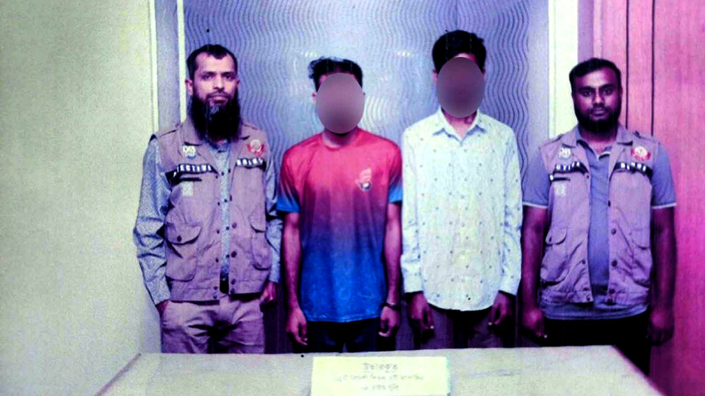 পল্লবীতে বিদেশি পিস্তল, ম্যাগাজিন ও গুলিসহ গ্রেপ্তার ২