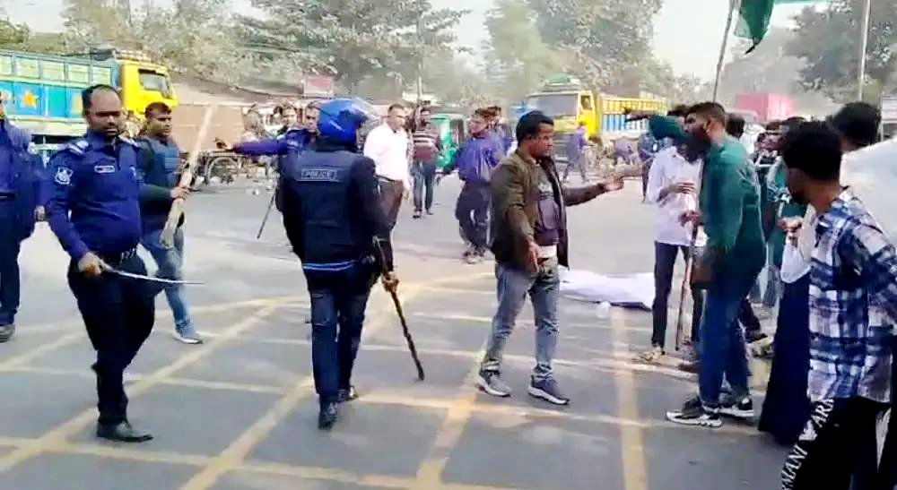 শিক্ষার্থীদের সড়ক অবরোধ কর্মসূচিতে পুলিশের বাধা, পাল্টাপাল্টি ধাওয়ায় আহত ৩২
