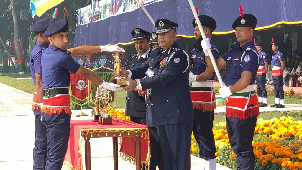 রাজশাহীর সারদায় বাংলাদেশ পুলিশ একাডেমিতে ১৬৭ তম টিআরসি ব্যাচের সমাপনীতে পুরস্কার নিচ্ছেন এক সদস্য। ছবি: আজকের পত্রিকা