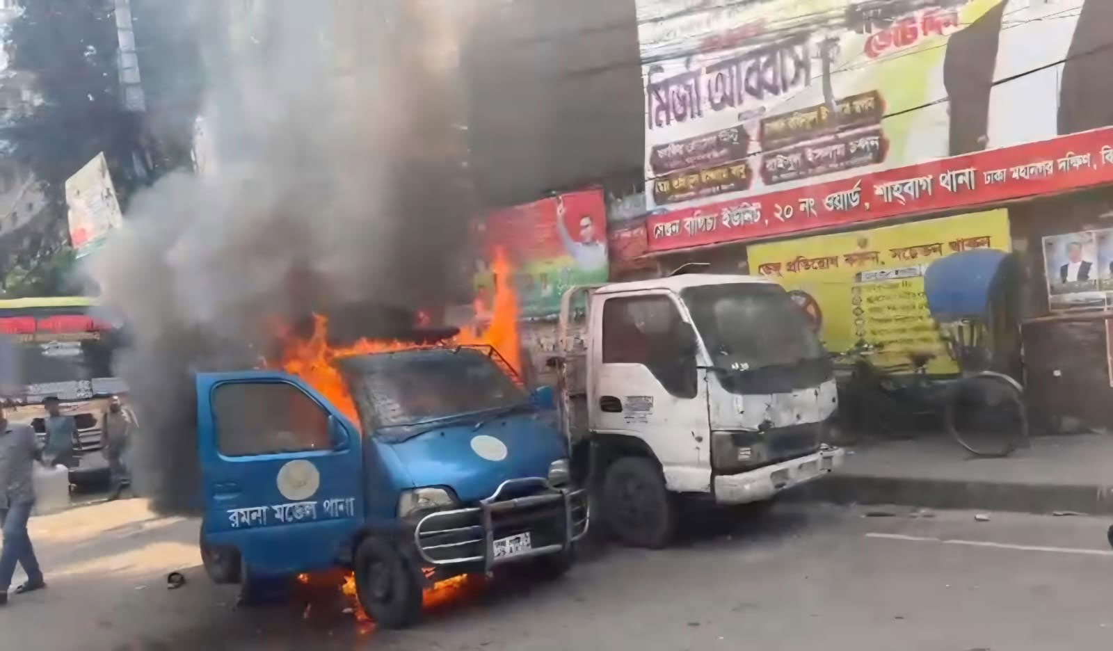 রমনা থানার সামনে পুলিশের গাড়িতে আগুন