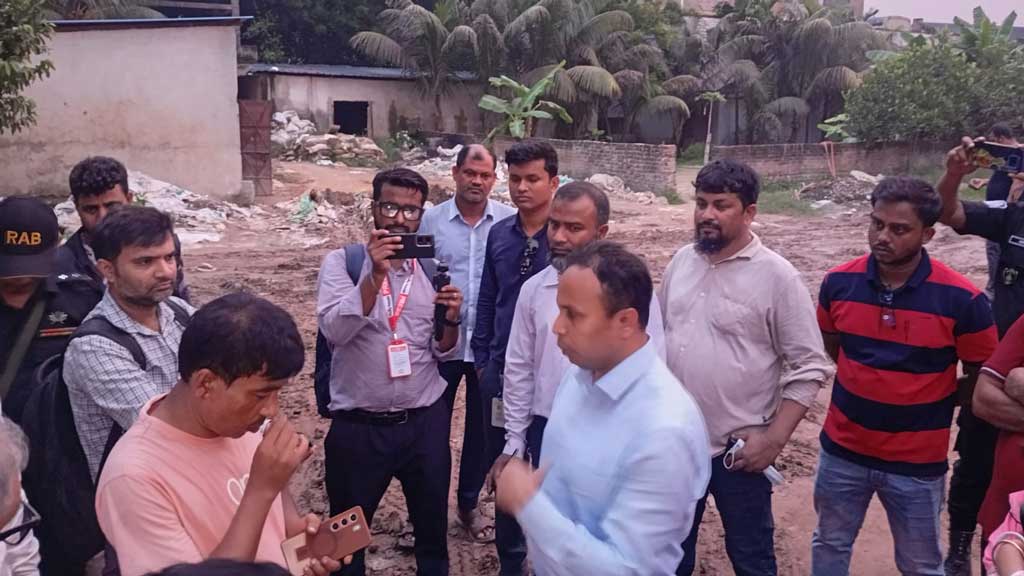 কেরানীগঞ্জে পুলিশ কর্মকর্তার বাড়িতে অবস্থিত ভেজাল সার কারখানায় অভিযান