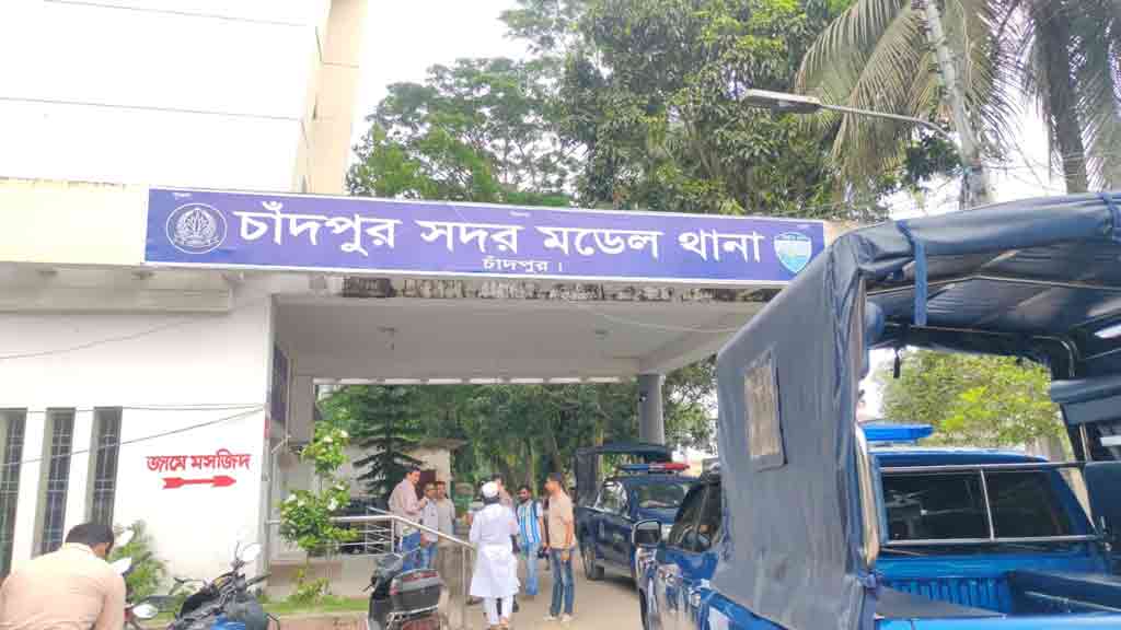 অটোরিকশা চালককে ফ্ল্যাটে আটকে মারধর, টাকা আদায়ের অভিযোগে ৪ নারী আটক