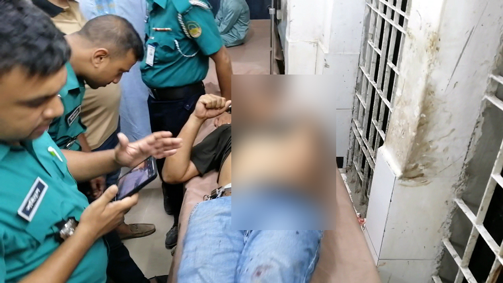 তল্লাশি চলাকালে হামলা, পুলিশ সদস্য আহত‎