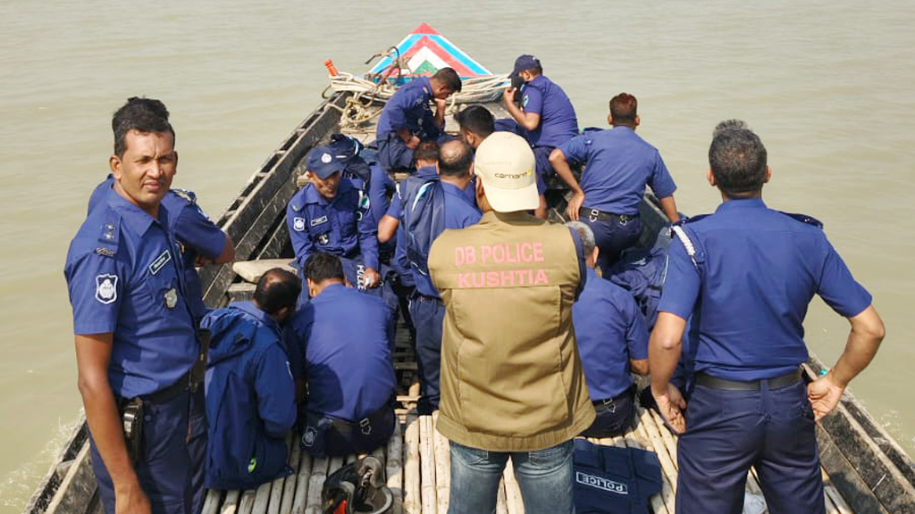 কুষ্টিয়ায় পদ্মার চরে পুলিশের সাঁড়াশি অভিযান, গ্রেপ্তার ৯