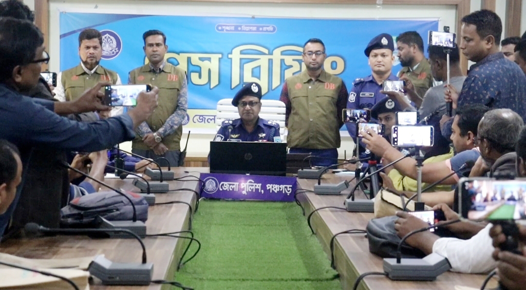 পঞ্চগড়ে অধ্যক্ষের বাড়িতে ডাকাতি, প্রতিবেশী যুবকসহ ৬ ডাকাত গ্রেপ্তার