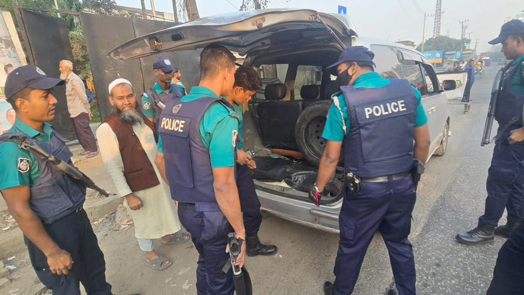 রাজধানীজুড়ে কঠোর নিরাপত্তা: ১৭ হাজার পুলিশ মোতায়েন, মোড়ে মোড়ে তল্লাশিচৌকি