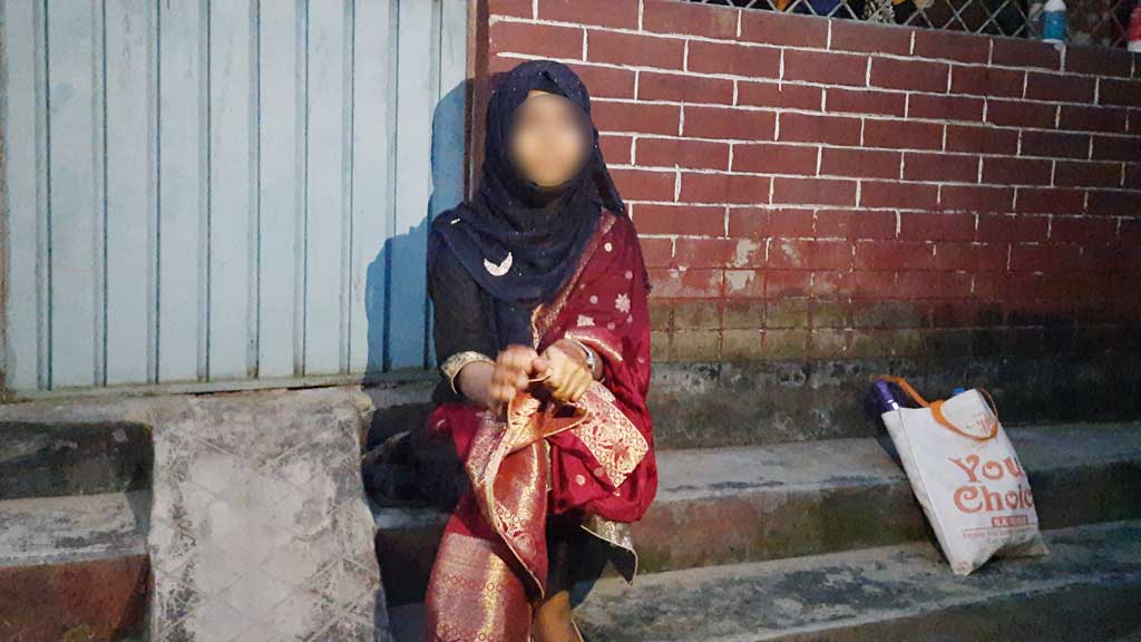 নৌ সদস্যের তিন বিয়ে, বাড়িতে অনশনে এক স্ত্রী