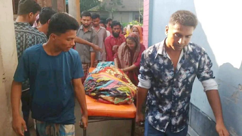 পলাশবাড়ীতে ভুল চিকিৎসায় প্রসূতি-নবজাতকের মৃত্যুর অভিযোগ, ক্লিনিকে অগ্নিসংযোগের চেষ্টা