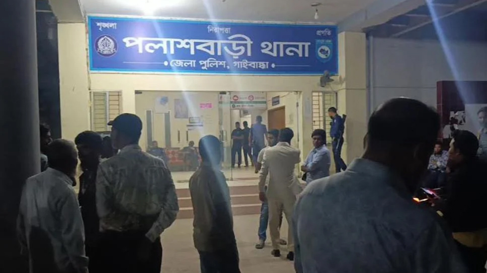 পলাশবাড়ীতে থানায় ঢুকে পুলিশের ওপর হামলার অভিযোগে মামলা, আটক ১