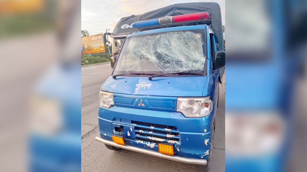 আসামি ধরতে গিয়ে হামলার শিকার পুলিশ, ‘ডাকাত এসেছে’ বলে মাইকিং