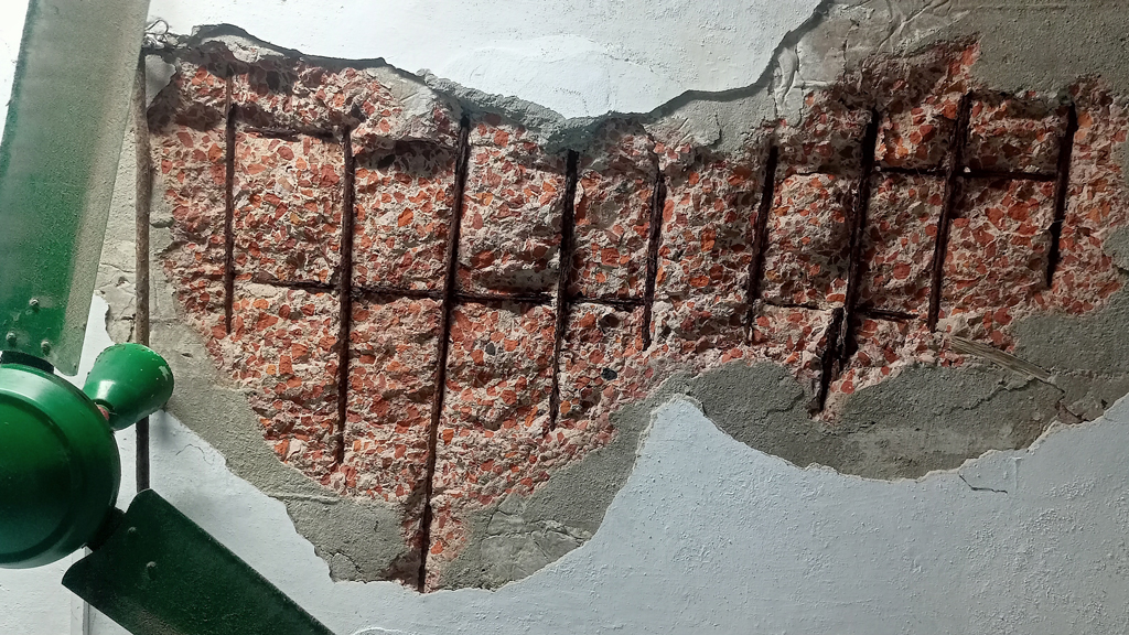 মাঝেমধ্যে খসে পড়ে পলেস্তারা, ঝুঁকি নিয়ে অফিস