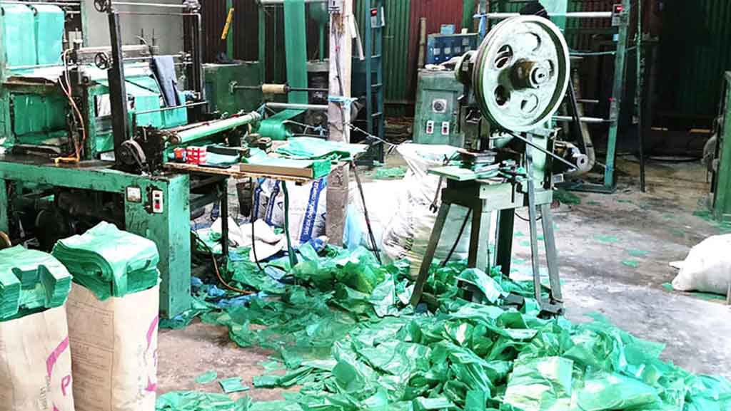 বেগমগঞ্জে পলিথিন কারখানায় অভিযান, ৬ লাখ টাকা জরিমানা