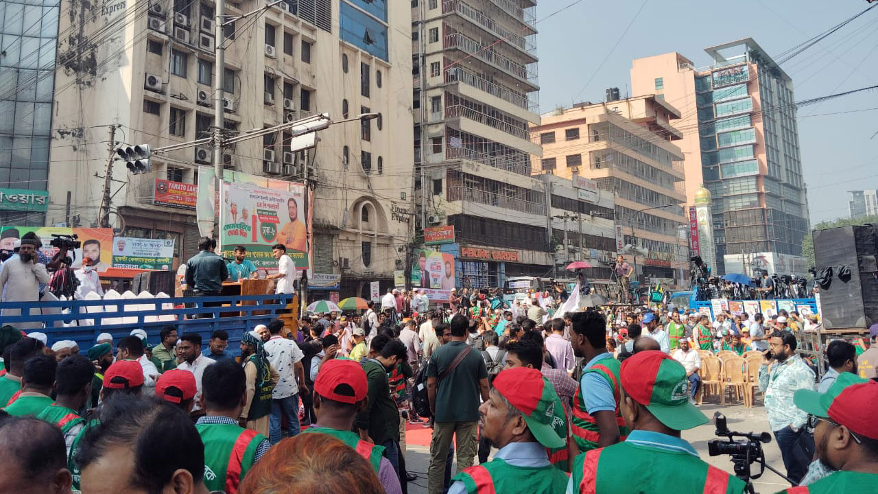 পল্টনে ৮ দলের সমাবেশ: মঞ্চ প্রস্তুত, মিছিল নিয়ে আসছেন নেতাকর্মীরা