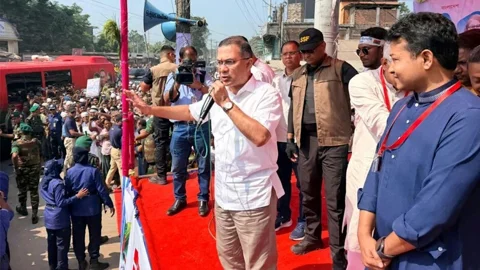সব ধর্মের মানুষকে নিয়ে সমৃদ্ধ দেশ গড়তে চাই: রংপুরে পথসভায় প্রধানমন্ত্রী