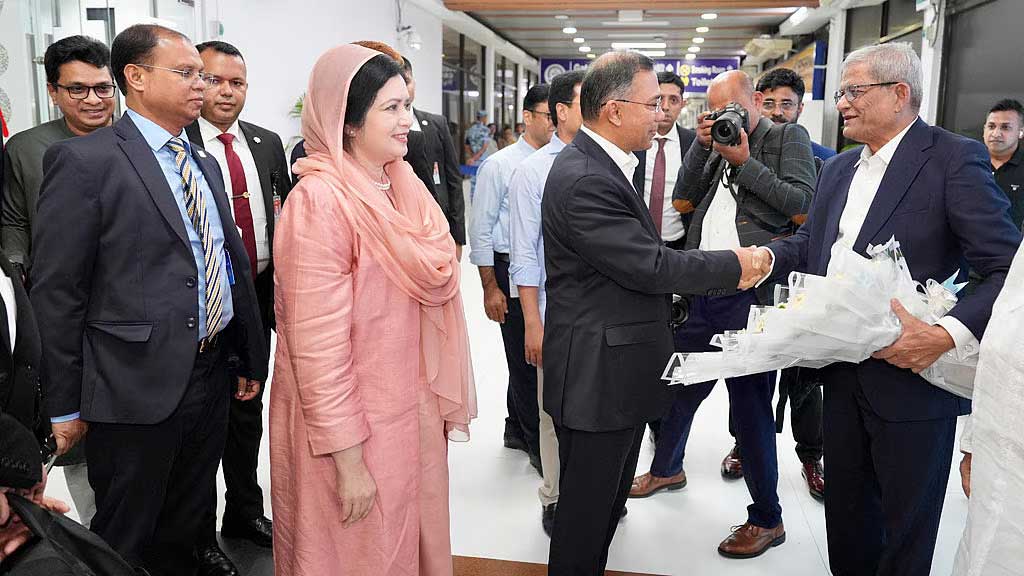 দেশে ফিরেছেন প্রধানমন্ত্রী