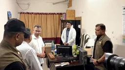 শিশু হাসপাতালে কক্ষেই চিকিৎসকের ধূমপান, দেখেই বরখাস্তের নির্দেশ প্রধানমন্ত্রীর