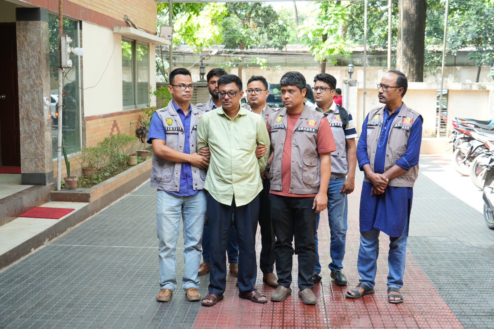 প্রধানমন্ত্রীর উপদেষ্টা পরিচয়ে প্রতারণা, কক্সবাজারে গ্রেপ্তার ১