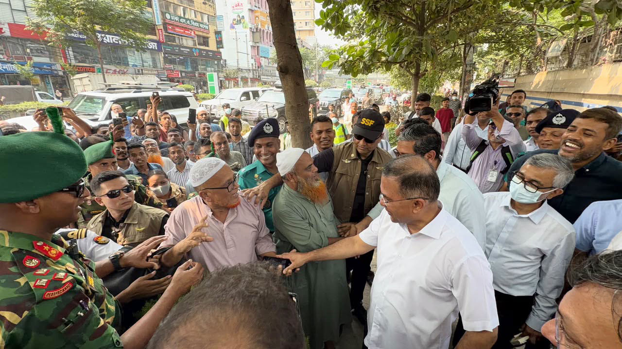 শনিবার সকালে প্রধানমন্ত্রী তারেক রহমান মিরপুর-১০ এলাকার দখলমুক্ত ফুটপাত সরেজমিনে পরিদর্শন করেন। ছবি: পিএমও