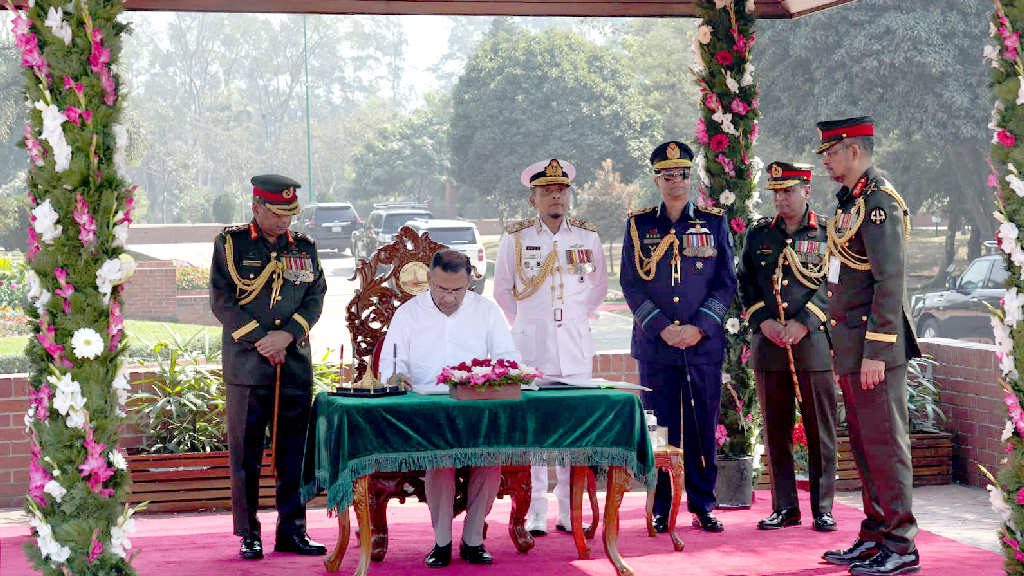 স্মৃতিসৌধের পরিদর্শন বইয়ে কী লিখলেন নতুন প্রধানমন্ত্রী