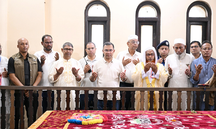 মাওলানা আবদুল হামিদ খান ভাসানীর কবর জিয়ারত প্রধানমন্ত্রীর