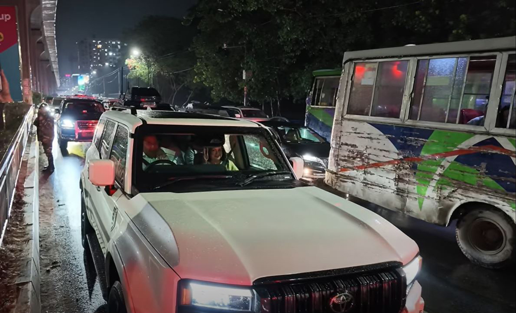 নিজে গাড়ি চালিয়ে অনুষ্ঠানস্থলে প্রধানমন্ত্রী