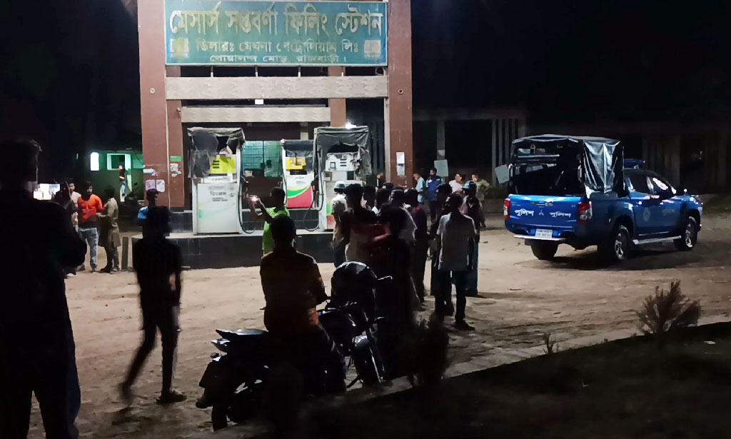 রাজবাড়ীতে তেলের পাম্পে পেছন থেকে ট্রাকের ধাক্কা, মাহেন্দ্র চাপায় নিহত ২