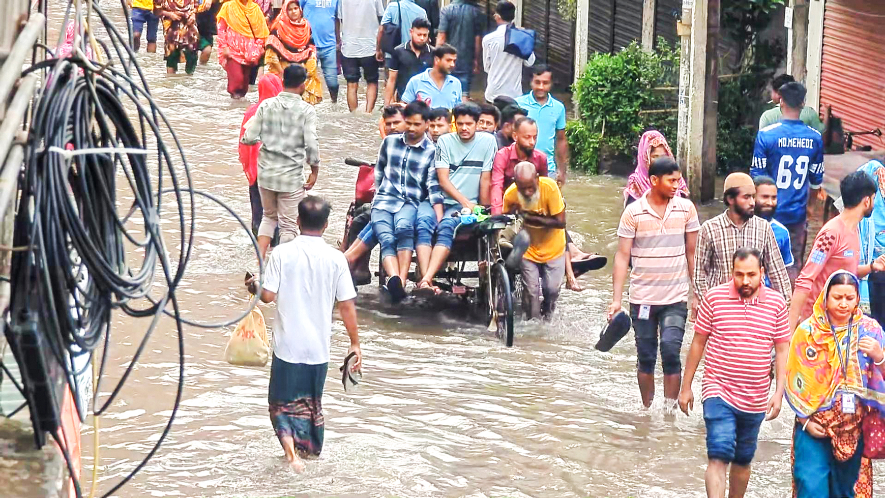 পানিবন্দী পাঁচ হাজার পরিবার, চরম দুর্ভোগ