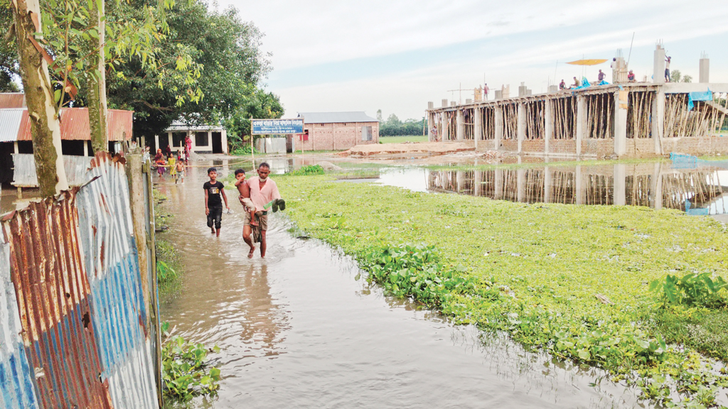 রংপুরের পীরগঞ্জ: ১০ বছর ধরে বর্ষায় জলাবদ্ধতা, দুর্ভোগ
