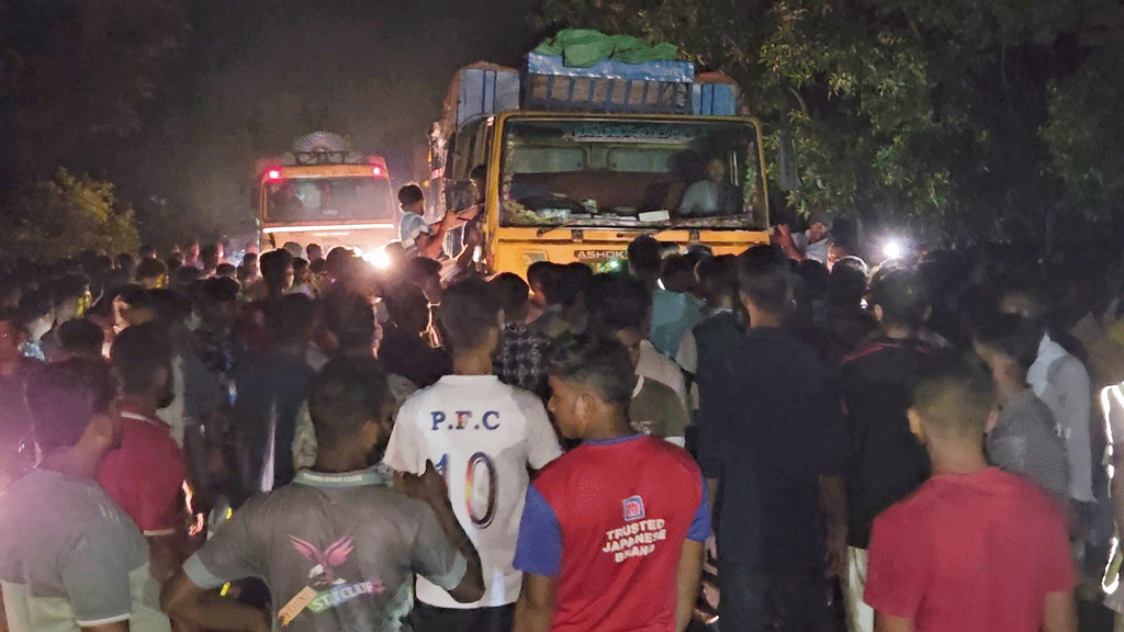 পঞ্চগড়ে ডিবি পুলিশ লেখা মাইক্রোবাসের ধাক্কায় শিশুসহ নিহত ২